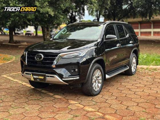 TOYOTA HILUX SW4 2.8 D-4D TURBO DIESEL SRX 7L 4X4 AUTOMÁTICO